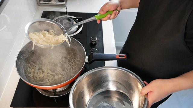 海蜇试试这种做法，几分钟就可以搞定，脆嫩爽口非常开胃