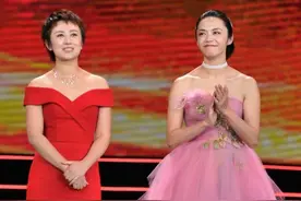 姚晨罕见造型翻车！40岁穿仙女裙显土又没气质，输给马丽的干练图片