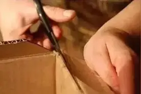 13岁男孩用剪刀拆快递，用力过猛不慎扎到眼球上！图片