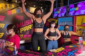 长相萝莉，身材健美，日本肌肉酒吧的服务员个堪比“金刚芭比”图片