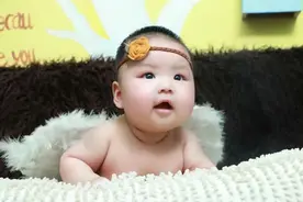 【呱呱教·34】婴儿如何练习趴着抬头？多大开始练习呢？图片