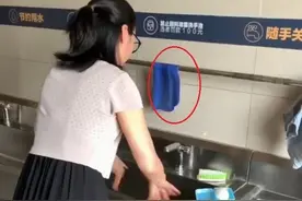 美术老师真不容易：被学生画的假毛巾骗了，最后连画板都是假的图片