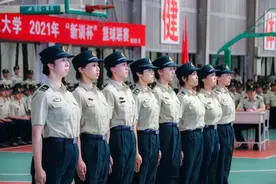 靓！军校女学员的短发迷彩青春！图片