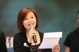 北京上百大爷大妈高唱《今夜无眠》，激情演唱、专业指挥、给力图片
