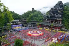 沿着高速看中国·重庆 | 流光溢彩九黎城 免费夜游留客人图片
