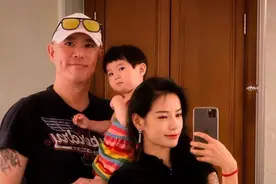 相差27岁的网红夫妻，靠炫富走红后，如今接连露出“马脚”图片