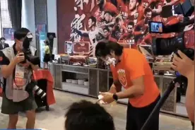 胡尔克在中超开赛日迎来34岁特殊生日：你们都是我的好兄弟，球场上团结战斗图片