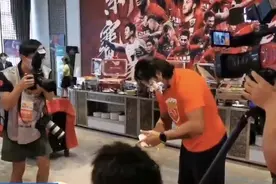 胡尔克在中超开赛日迎来34岁特殊生日：你们都是我的好兄弟，球场上团结战斗图片