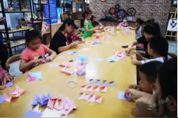 东湖街道：开展纸艺花瓶花朵课程 培养手工小能手图片