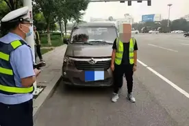 自认为交警已“下班” 趁机多拉快跑结果刚开一半儿就被查处图片