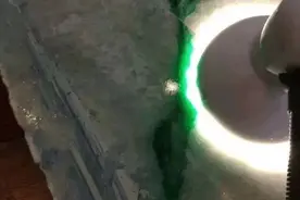 翡翠“一线天”屡屡拍出天价，为何说“宁赌一线，不赌一片”？图片