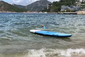 霍启刚携家人海边玩耍，小女儿霍中怡朝大海挥手，小身材又胖又萌图片