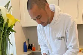 冯唐：喝多了别看手机，不然第二天想抽自己图片