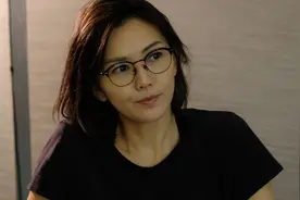 42岁的孙燕姿产后首次露面，全程素颜直播，天后风采依旧图片