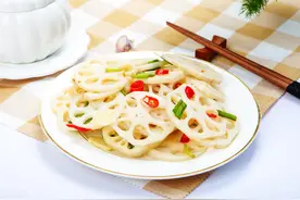 做凉拌藕片，为何一焯水就发黑？大厨给你支两招，藕片白净爽脆图片