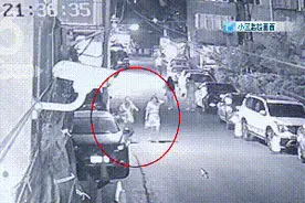 小孩掰断后视镜，父母直接扬长而去图片