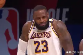 有趣！詹姆斯被球砸头，威少来了句逗笑话，内线双塔再现搞怪表情图片