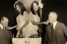 1900年的Daisy和Violet，一对著名的连体双胞胎，她们的结婚照图片