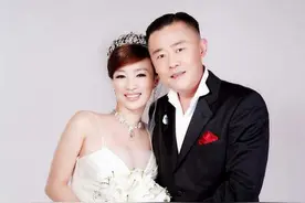 10年前，42岁浙江女富豪胡洁，嫁二婚的周立波，如今过得怎么样了图片