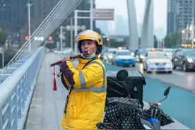 武汉外卖小哥在桥上的一个举动，引来全城寻人图片