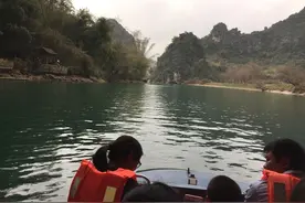 百鸟岩，舟行水波天窗，神奇！洞中可以看到二个月亮图片