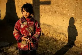 14岁姐姐参加8岁弟弟家长会，饱受异样眼光，背后原因太无奈图片