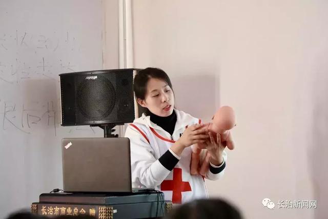 雪芳医院讲师团走进太行家政  开展知识技能培训