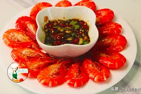 煮白灼虾时，沸水下锅就错了，大厨教你一招，虾肉鲜嫩多汁又不腥图片