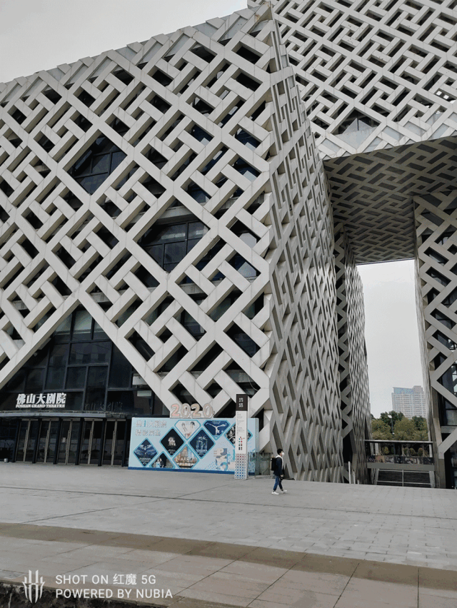 红魔5G暴走开黑，144Hz刷新率爽飞！除了打游戏它还有狠招～