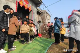 6个女儿回娘家拜年，面对15位晚辈，发压岁钱考验智慧图片