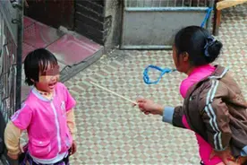 因没照顾好弟弟，6岁女孩被奶奶一脚踹倒，昏迷前仍喊“要抱抱”图片