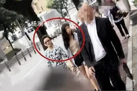 杨澜20岁女儿长相清秀大长腿吸睛 与妈妈十指紧握同逛街图片