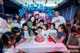 邹市明为三胎儿子办生日宴，冉莹颖晒全家福 幼子性别被误认女孩图片