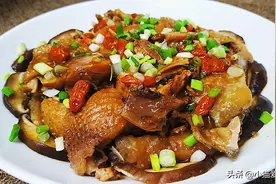 教你一道隔水蒸白切鸡的做法，鸡肉嫩滑口感好，制作还简单图片