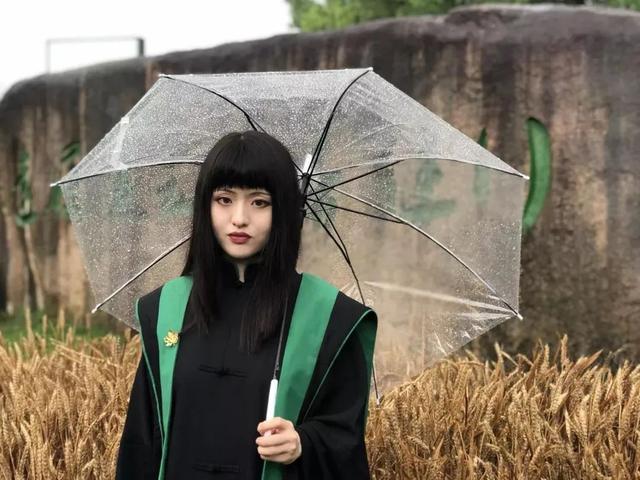 中央美院的学士服美上热搜！这是什么神仙毕业现场？