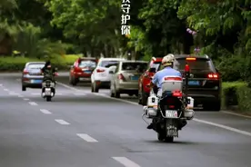 你们的背后是我们 那些护航高考的暖心警事图片