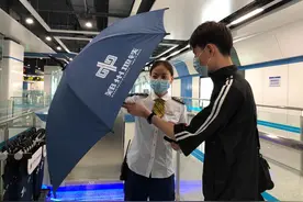 暴雨突袭，郑州地铁站内爱心雨伞成“香饽饽”图片