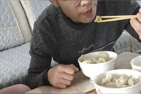 一家六口中午饭—吃饺子图片
