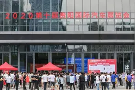 周末来临，贵阳国际汽车展览会人气火爆图片