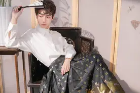 最近火了一种穿法叫“上半身西装，下半身汉服”，时尚又高级图片