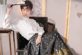 最近火了一种穿法叫“上半身西装，下半身汉服”，时尚又高级图片