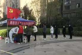 直击郑州核酸检测现场——有人在冷风中等2小时才排到，有的小区推人性化举措：孩子可“插队”图片