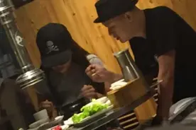 包贝尔带娇妻外出就餐被拍，大家把注意力放在了第3张图片