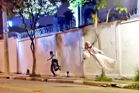 恶作剧：用无人机扮鬼吓唬半夜回家的路人，路人魂儿都快吓飞了！视频封面