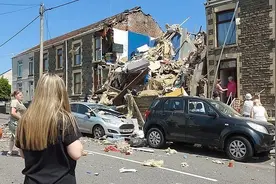 英国男子回家发现自己家被炸成了碎片，妻儿都被埋在废墟里图片