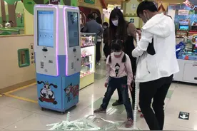 电玩城内的彩票游戏机图片