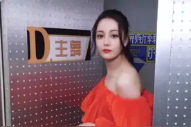 迪丽热巴指着前面说：有美女，镜头给到手指特写，才知没那么简单图片