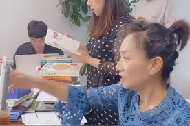 北京台主持人王芳发福，肚子上三层游泳圈被疑怀孕，本人哭笑不得图片