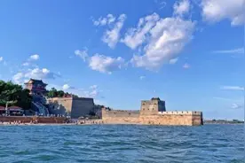 中国万里长城的最东边，尽头接近大海上，老祖宗的智慧令人敬佩图片