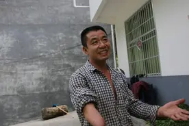 42岁独臂男告别打拼多年城市携妻儿回农村，5年了他们过得咋样了图片